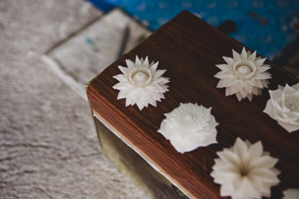 Dekoracyjne mydła z Tajlandii. Zamknięte kulki skrywają w swoich wnętrzach kwiaty oraz zapach, który długo po otwarciu pudełeczka unosi się w powietrzu.