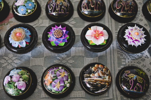 Dekoracyjne mydła z Tajlandii. Zamknięte kulki skrywają w swoich wnętrzach kwiaty oraz zapach, który długo po otwarciu pudełeczka unosi się w powietrzu.