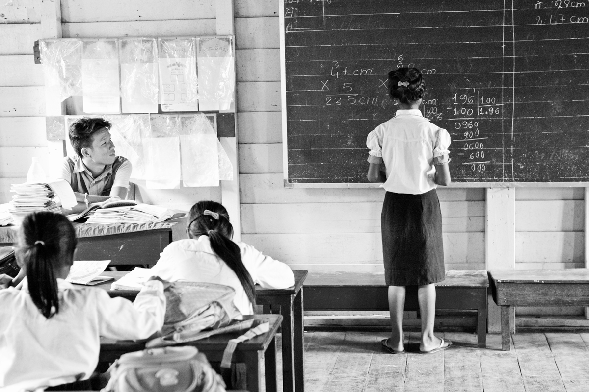 Szkoła podstawowa w Siem Reap Kambodża. Dziewczynka przy tablicy.