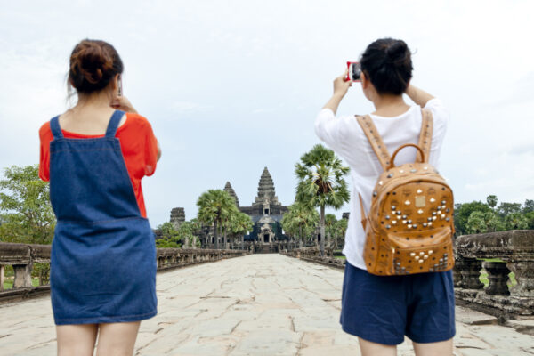 Angkor Wat. Turystki robiące zdjęcie.