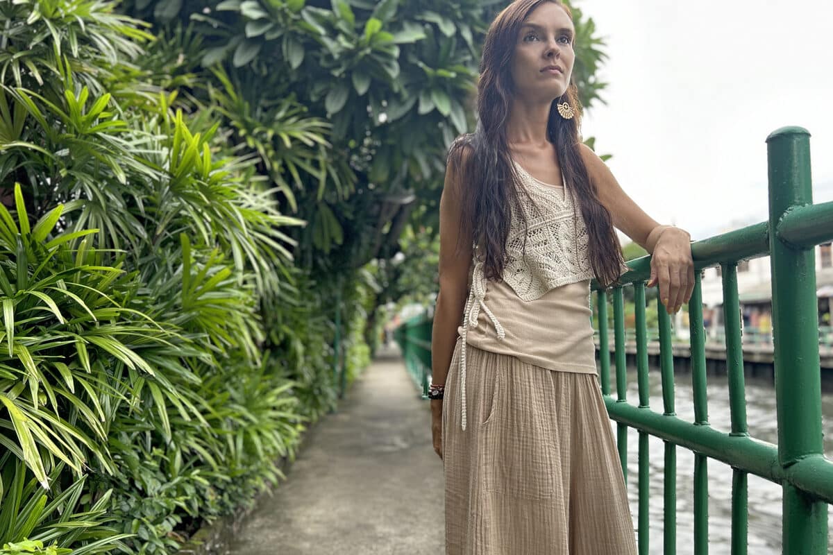 Spacer wzdłuż Khlong Saen Saep w Bangkoku.