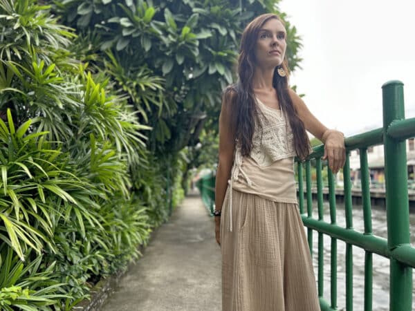 Spacer wzdłuż Khlong Saen Saep w Bangkoku.