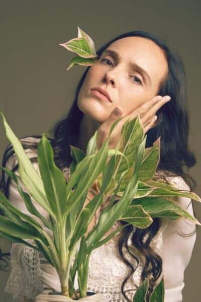 naturalny portret kobiety z zielonymi roślinami