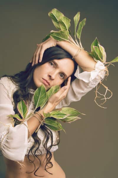 portret kobiety z tropikalnymi roślinami