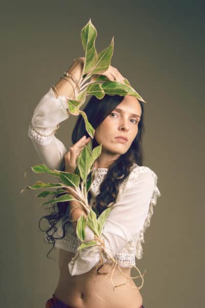 portret kobiety z tropikalnymi roślinami