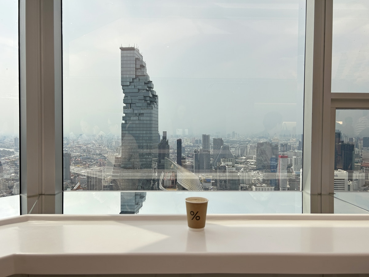 Kawa z widokiem na King Power Mahanakhon. Kawiarnia Arabica Bangkok Empire Tower.