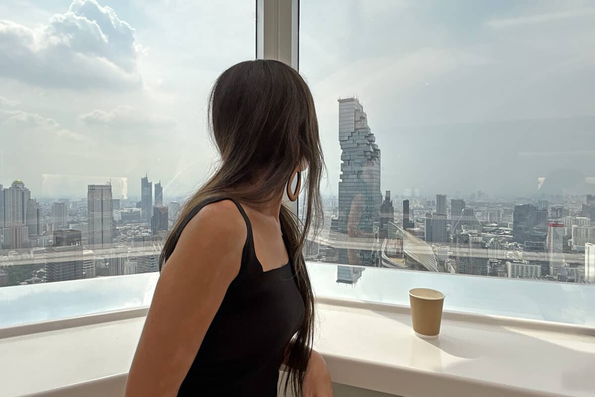 kawa z widokiem na Bangkok i wieżowiec King Power Mahanakhon