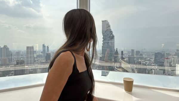 kawa z widokiem na Bangkok i wieżowiec King Power Mahanakhon