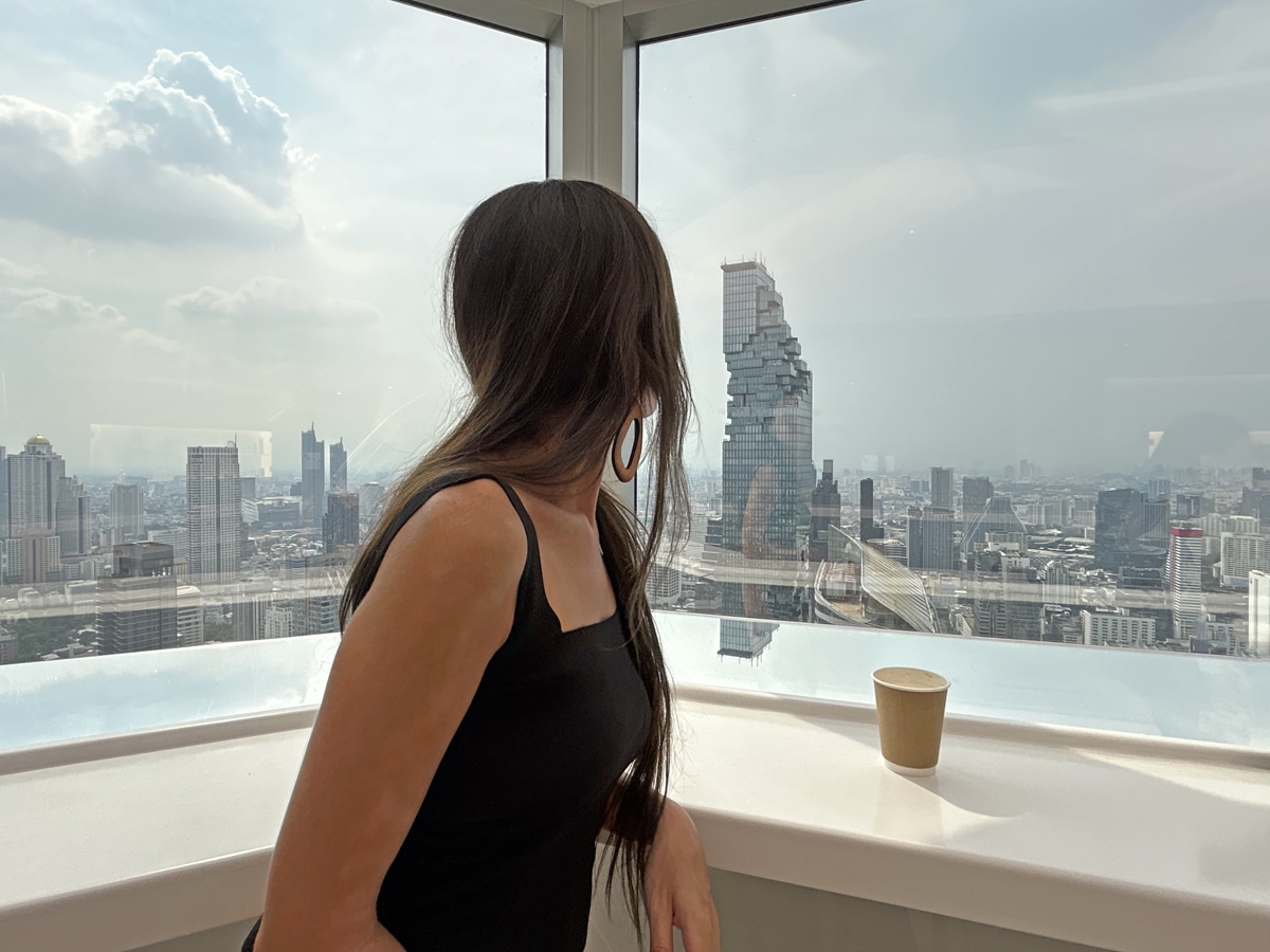 kawa z widokiem na Bangkok i wieżowiec King Power Mahanakhon